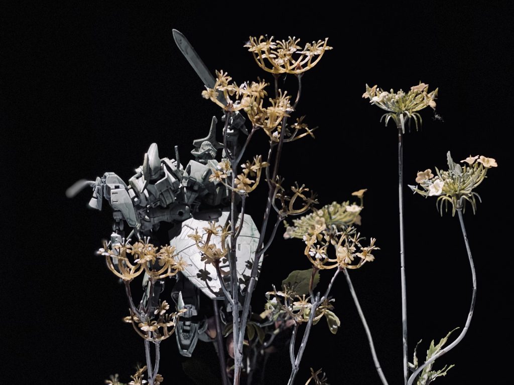 バックショット。背景用の花の茎もキマリス、グレイズと同じようなカラーで塗装が施してあります。色鮮やかな花ではなく、セピア調の植物を選ぶことで、今際の際のノスタルジーな夢の中を表現しました。