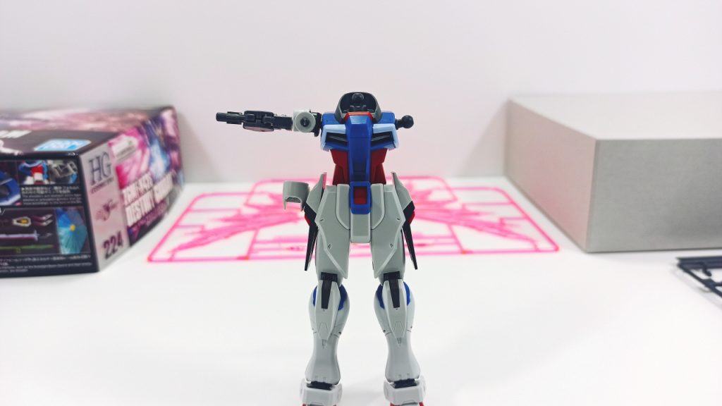 *体と腕も組み立てます。*