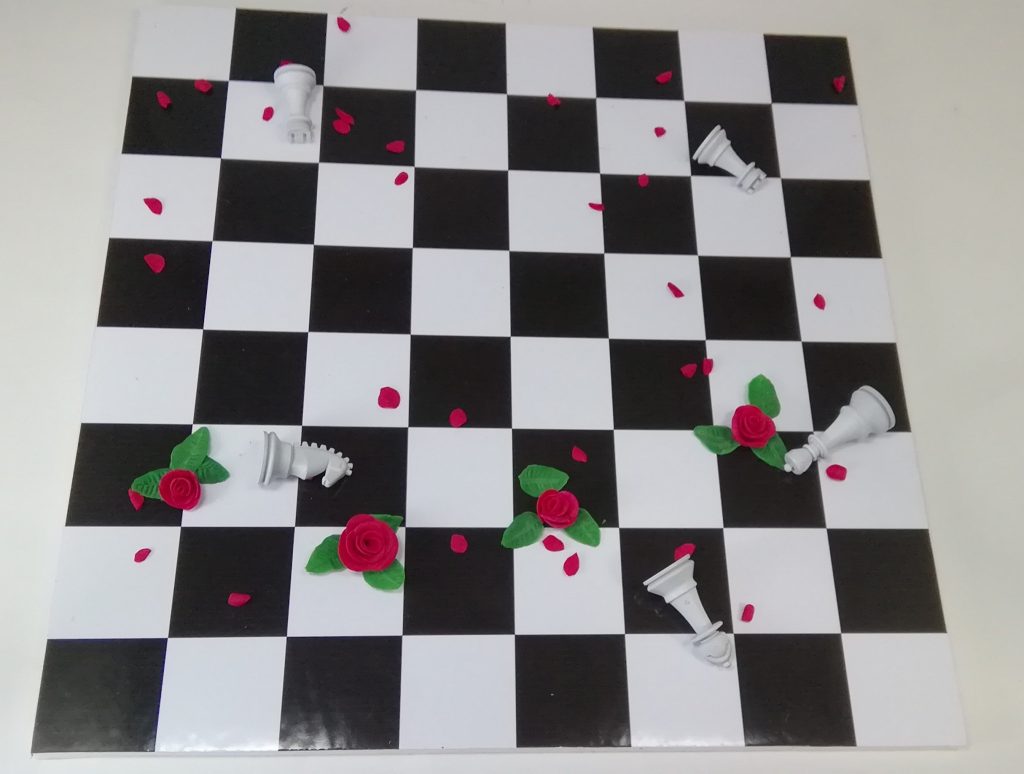 台座作成中の様子です。
薔薇と葉っぱ:ダイソーの樹脂粘土で自作
チェスのピース:ホームセンターのおもちゃコーナーにあったものを塗装
土台:Seriaの粘着のり付きパネルに印刷した光沢紙を貼り付け