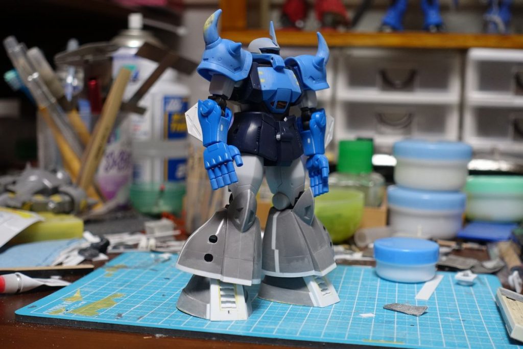 スネを幅増し、裾を延長してバランスを整えてます
前腕のマガジンは旧キットと合わせるのは大変そうだったので
一から作りました
HG部分はいくつかディテール埋めてます