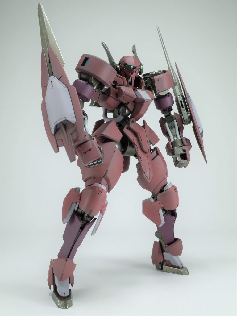 武装状態
フレームはゴールドを少量混ぜて半ツヤ、100均シルバーペンでチッピング
装甲は色ムラが残る程度に塗装して鉛筆でエッジを目立たせてます