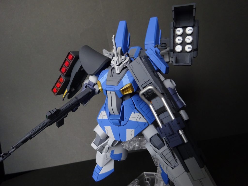同じく特徴的な肩アーマーは、左はガンプラ・ビルドパーツからのミサイルランチャーを。
右は背中から延びるミサイルコンテナに干渉しそうだったので根元を少し残して切断。
手持ち武装は強襲ということで「ある程度蹴散らす」「重たい一撃」を意識して
ギラ・ズールのビームマシンガンとM,S,Gパーツよりフリーランチャーを使用しました。
白兵戦用のビームナギナタ以外はキット付属装備は未使用。