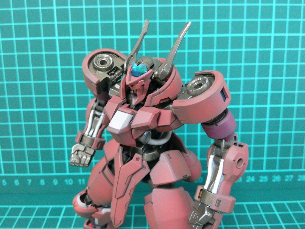 雑な目の光らせ方
100均の装飾テープを張り付けているだけ
肩のセンサーも同じく