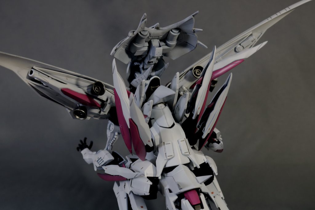 上部からのバックショット。頭部、肩アーマーの下にも何かごちゃごちゃついてます。