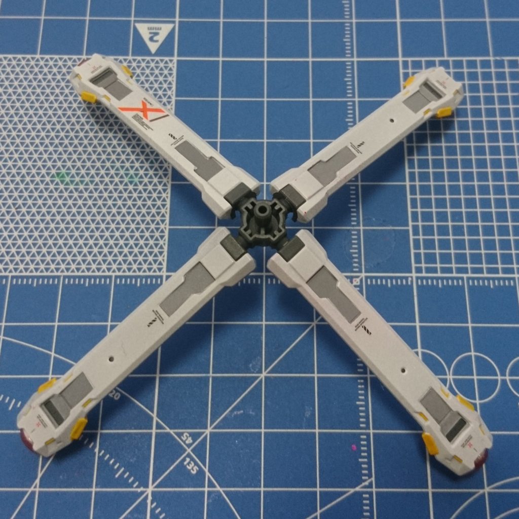 [背部推進器ユニット]
ニューホワイトとグレーで塗り分けし、イエロー部分は筆塗りで。