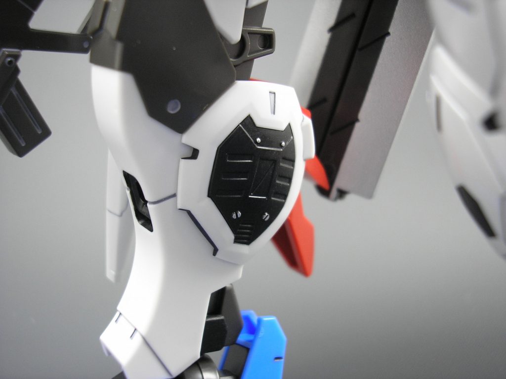 ▲脚部(脹脛)部分。
アスタロトの特徴でもある脹脛内側のディティールはフラットブラックで塗装。
リベットモールド、マイナスモールドをシルバーで塗装しアクセントに。
また、ダクト部分やブースター部分は設定画を参考に塗り分けで再現してみました。