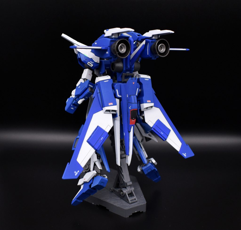 背面
めちゃくちゃ重くなりました。大型化するならスラスターの強化をする恐竜的進化。主翼がマントっぽく見えるのがお気に入りポイントです。