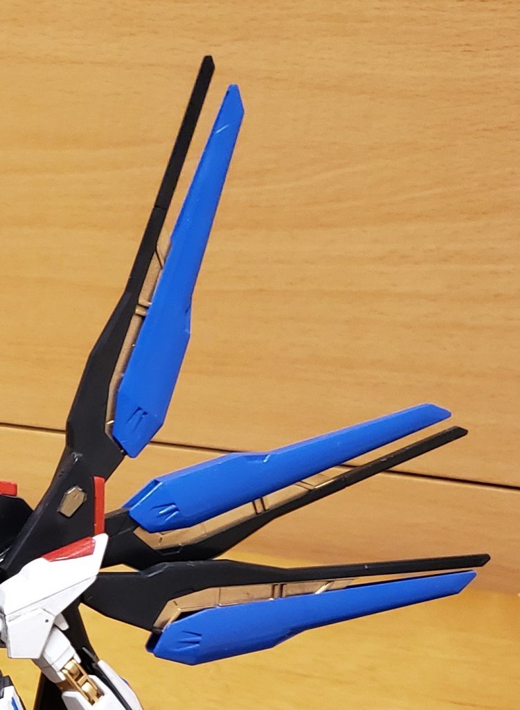 ドラグーンが収納されるところをゴールドで塗りました。