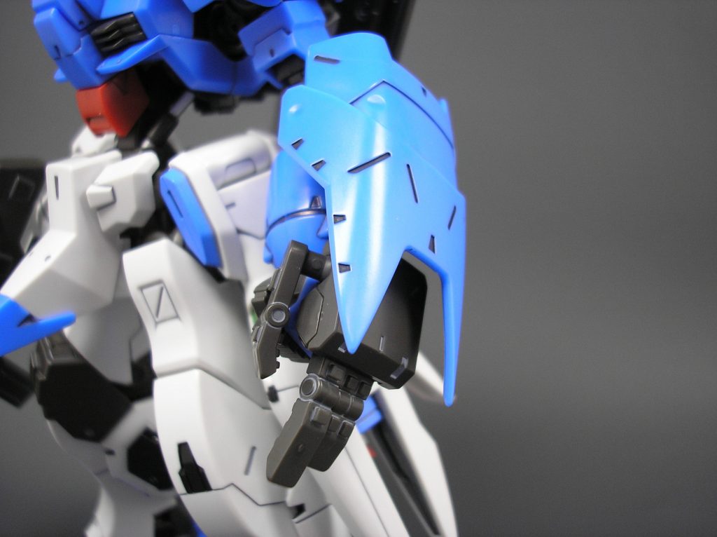 ▲サブナックル。
「百煉(ヒャクレン)」のサイドアーマー(サイドスカート)を流用したとされる装甲。
装甲の内側はニュートラルグレーで塗装しています。