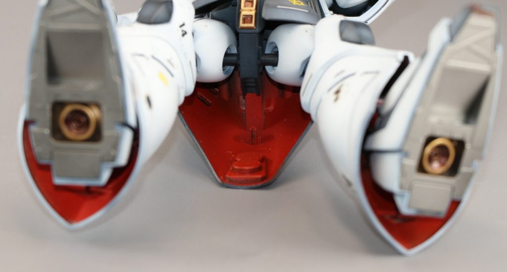 ジオン系、特にドム等でやってますが、裾とスカート内部も塗装しています。