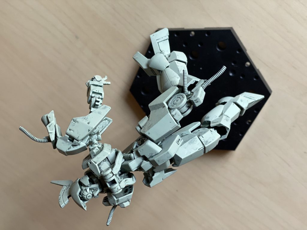 グレイズリッターは手足や一部の装甲などを外して負傷感をだしました。ちなみに。飛び出ているパイプは、キマリストルーパーに付いてくる余剰パーツを使用しています。
顔のパーツ取れるとグレイズアインに似てる・・・