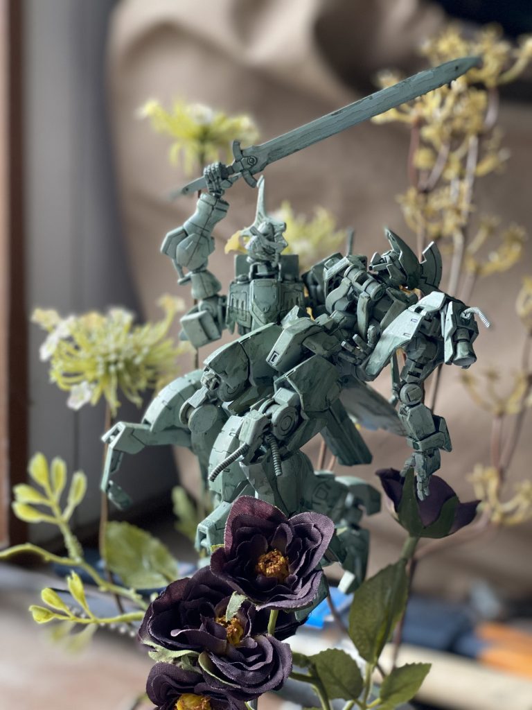 抱きかかえるポージングの調整と、背景にする造花の位置決めをして完成
※肉抜き状態だったキマリスのバックパックなどはパテで埋めてみました