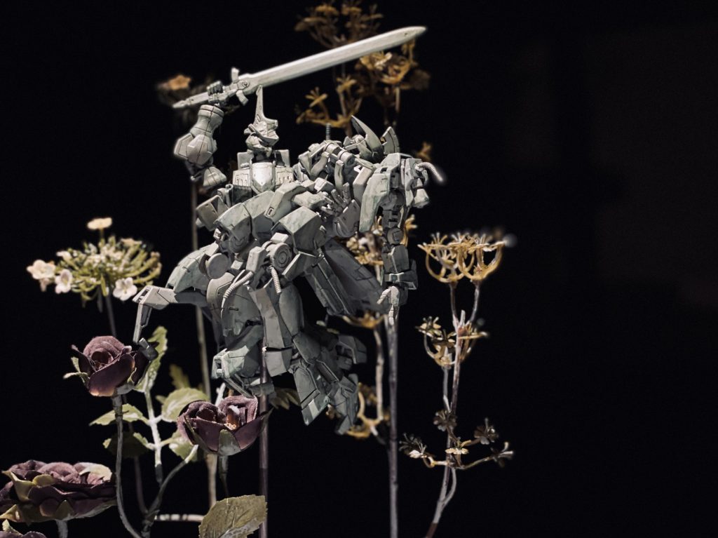 鉄血で一番好きな機体がキマリスのトルーパー形態です。本来はホバーで浮いているので４足全てが地に付いているのだけど、今回は駆け抜ける白馬の王子様のようなフォルムを目指して、右足と左足をズラして疾走感あるシルエットを作っています。