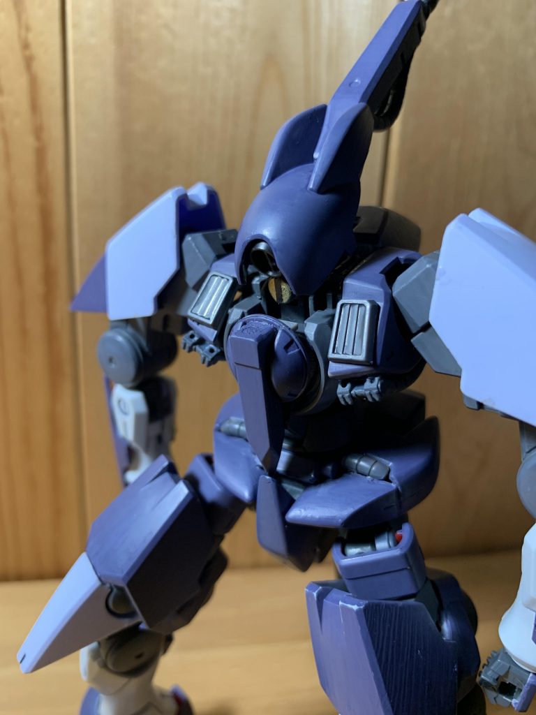 フェイスオープン?  すると木星帝国製のモノアイが出てきます。