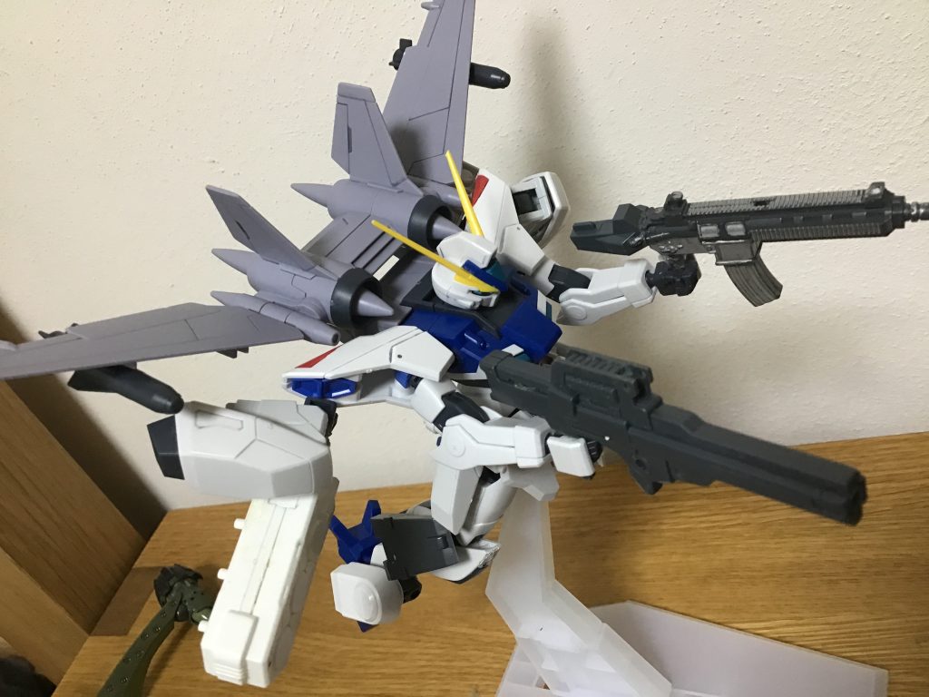 どこかの白いヤバいやつを彷彿とさせるポーズで