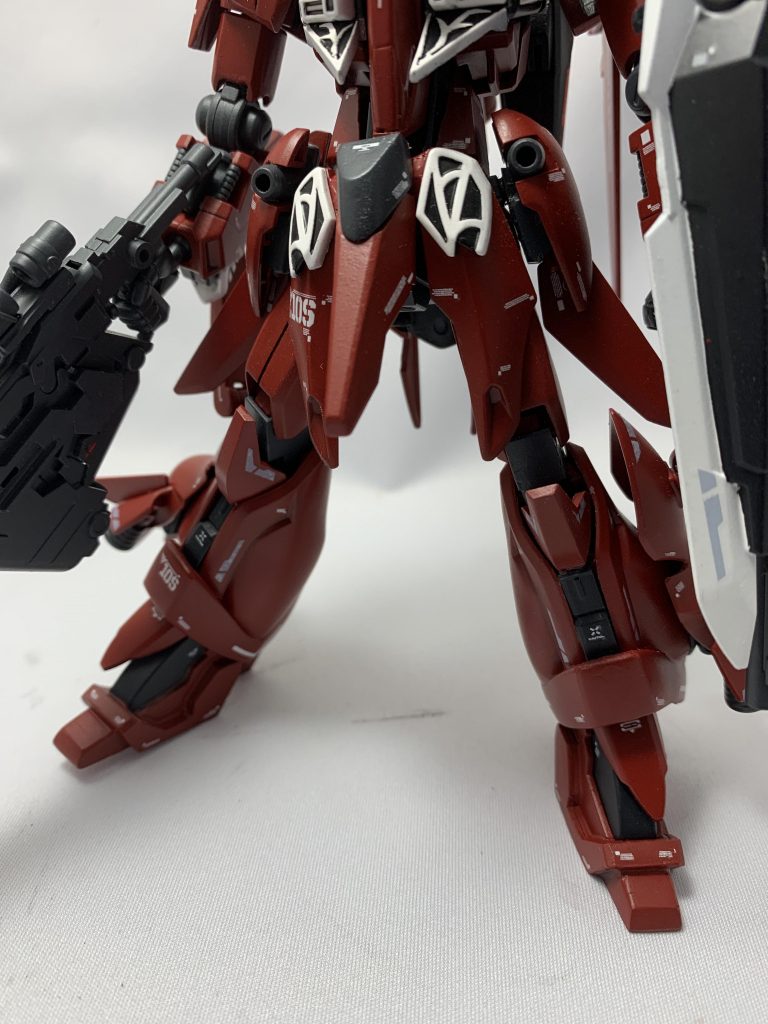 腰は先も書いた通りデスティニーになっており股間パーツは大型化も兼ねてhgリゼルのパーツを削ってリバウのパーツを接着隙間をパテで埋め整形しています。
太腿を3mm延長、膝関節を2mm延長、足首を2mm延長の延長しまくってますw
足は全体の大型化した分薄い印象を受けたので両側合わせて2mmの幅増しをしてあります。
追加スラスターは特にいじってないです。