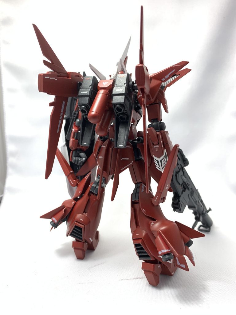 後ろから
足首裏のスラスター?はキットそのままでは大きさも形状も違ったのでプラ板の箱組で自作しました。
バックパックは接続軸が見えていたのでプラ板で穴を塞いであります。
羽は先端のシャープ化をして少し延長してあります。