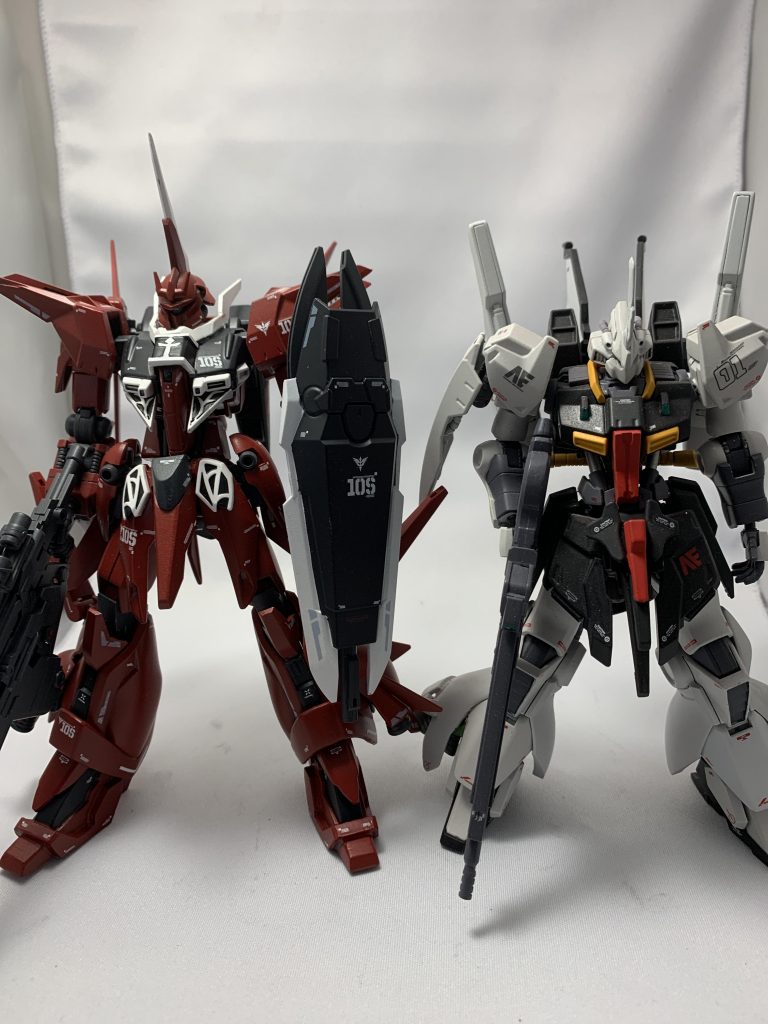 前回投稿したディジェと比較しても普通に大きくなってますw
全体で1cmほど延長はしたと思うのでまぁこんなものですよね。
デカールは今回170枚程貼ってあります。今回もそこそこ貼ってましたw
出来は酷いとしか言いようが無かったですがデザインはかっこいいので作ってて楽しいキットでした。もう作りたくはないですが…w