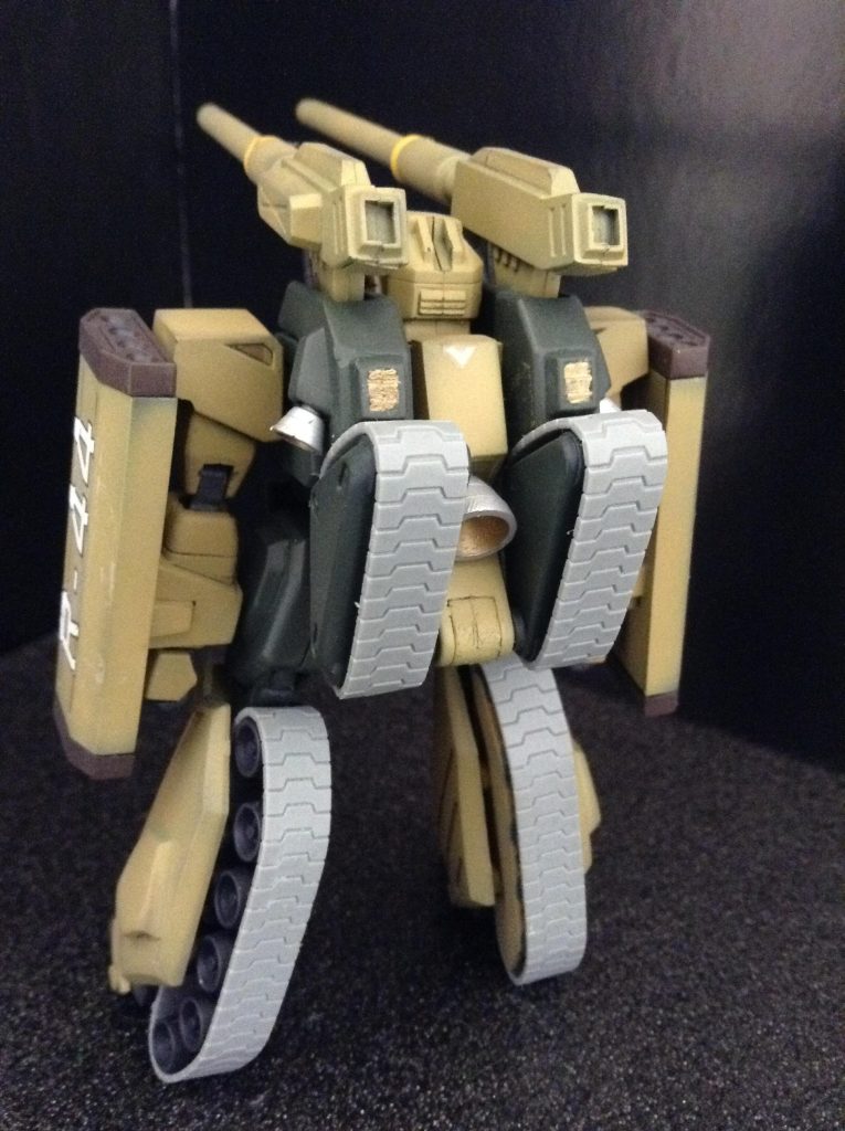 キャタピラもキットのままで、軟質素材なので、塗装は無しです。