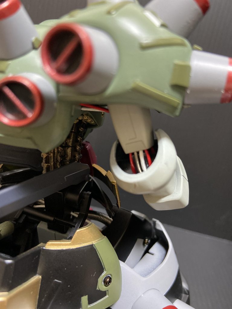 今回のテーマ、後のせディティールアップ。
スジ彫は技術不足のためまたの機会に。
各関節のケーブルは、基本的に1〜2mmピンバイス穴に100均の
紅白の水引（めでたい。）と、被覆ケーブル、waveさんのスプリングを通してそれっぽくしてます。