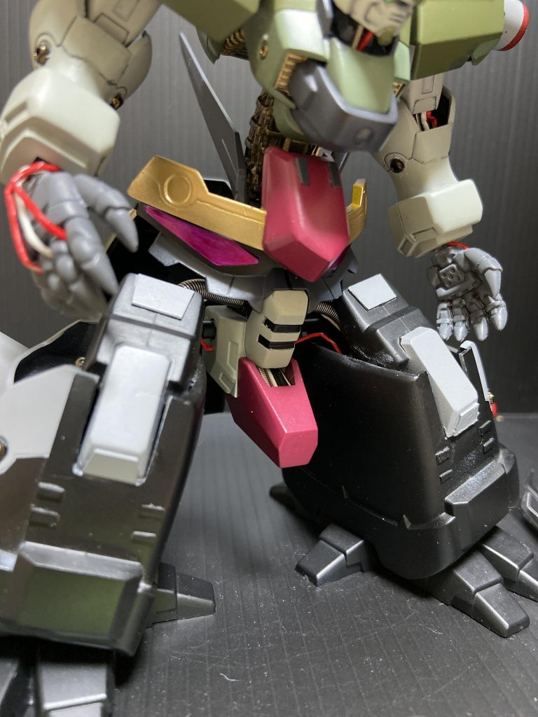 ②股関節
太いスプリングについては内部に被覆ケーブル通して、曲がり具合を制御してます。