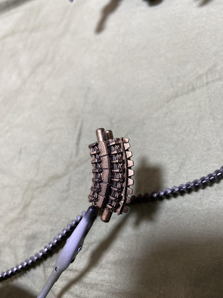 ③背骨
元のパーツに戦車ジャンクのキャタピラを接着してみました。本来車輪に噛み合う側が背骨っぽく、地面側もあばらっぽく見え、非常に良い感じです。が、完成すると前からはほぼ見えない、寂しい。