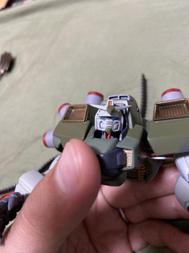 ④顔
図体の割に小顔。キラッと存在感を出したく、100均マスキングコーナーのホイルシールをカットして、センサーと目の部分に。手がプルプルだよ！