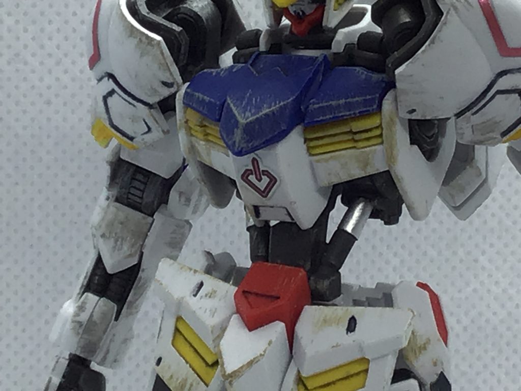 今回ちょっと工夫をしまして、胸部のシリンダーをホイルシールの余ったところを切り取って貼ってみました！まだ小学6年ということで、とてもお手軽でやりやすかったです。