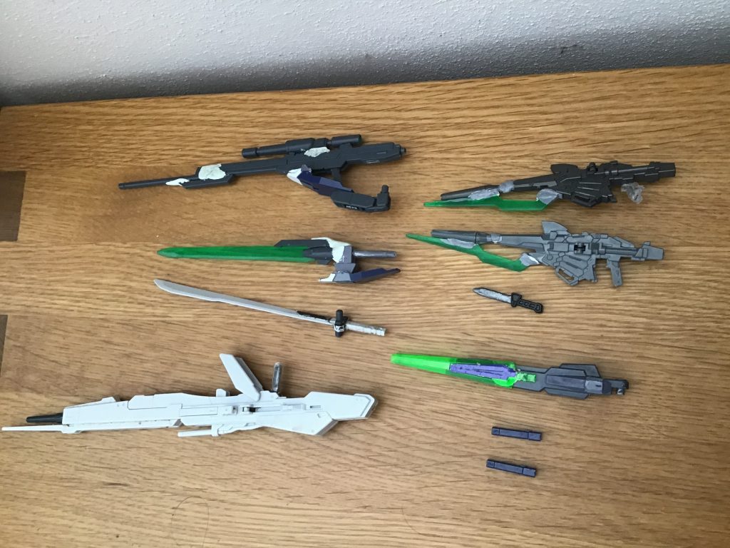 手持ち武器は ビームマグナム×2 近接武器×3 オプション装備×1 アーマーシュナイダー×1 スナイパーライフル×2 ビームサーベル×2