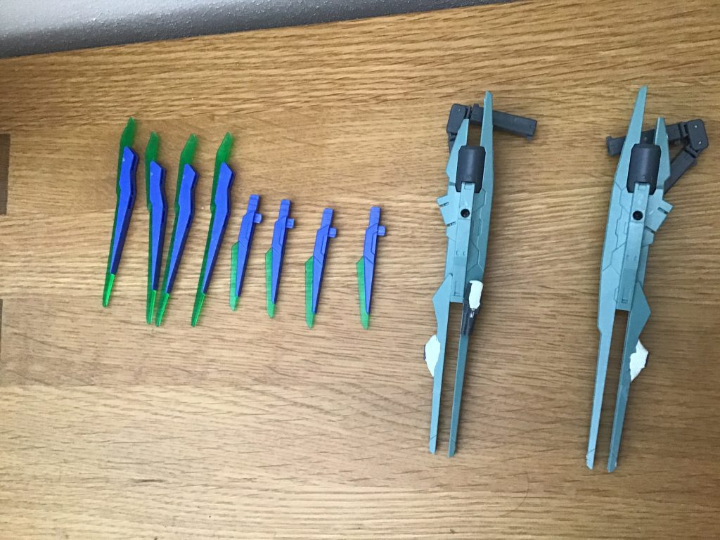 バックパックの武装は ビームキャノン×2 マシンガン×1 ソードビット×8