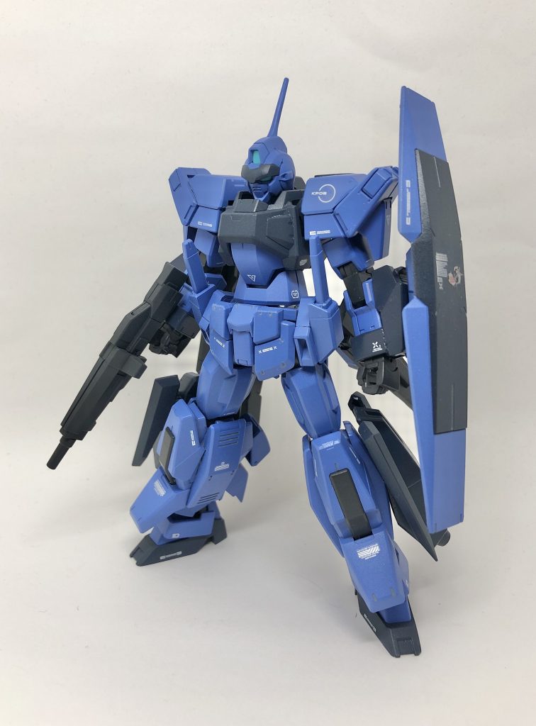 Ｇエグゼスをベースにし、肩と両足をフルグランサに交換しています。頭部のケモミミ（？）部分は削ぎ落とし、代わりに伸ばしランナーをアンテナ代わりに取り付けています。