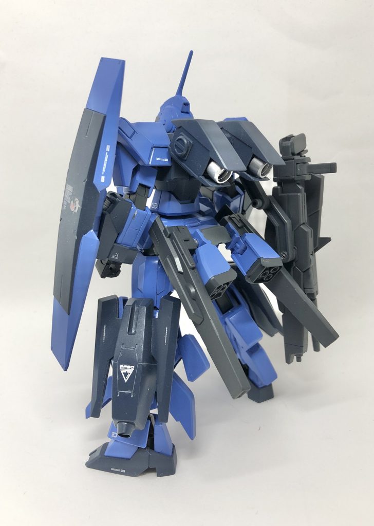 リアビューです。ＧＮアーチャーのビームライフルをプロペラントタンクに見立て、空間戦仕様っぽくしています。その内側にあるスラスターはアメイジングレッドウォーリアの肩のアレです。