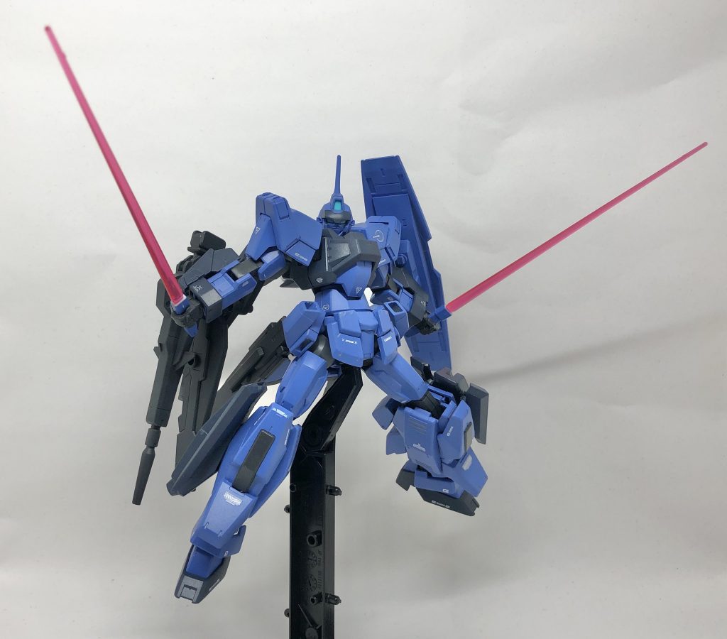 そういえばペイルもＧエグゼスも同じ二刀流使いでしたね。しかもガンダム顔だしV字アンテナ無いしで意外に共通点の多いこの二機。これにはウルフもエニアクル