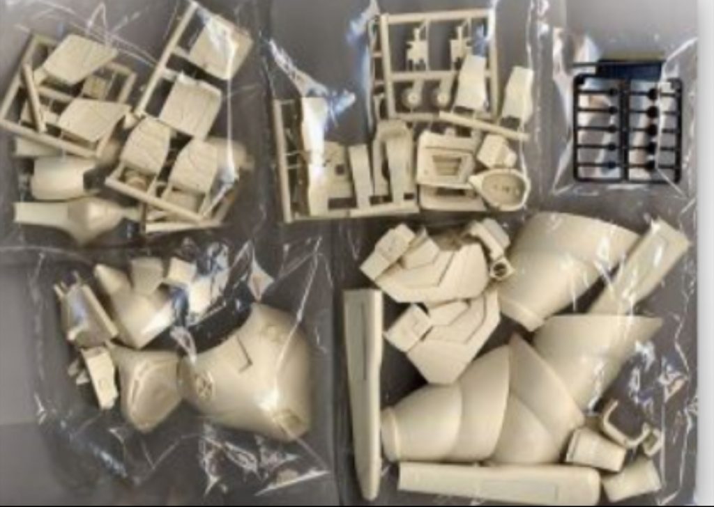 中身。ガレージキットなので当然加工しないとゲルググには付きません。 上級者向けです。