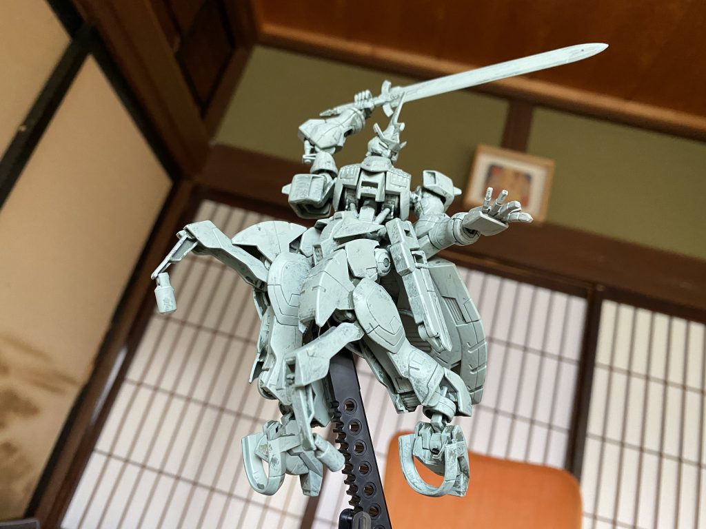 キマリストルーパーが組み立て完了。下地の色の上に明るい灰色を塗っています。左手はビルドナックルに換装。