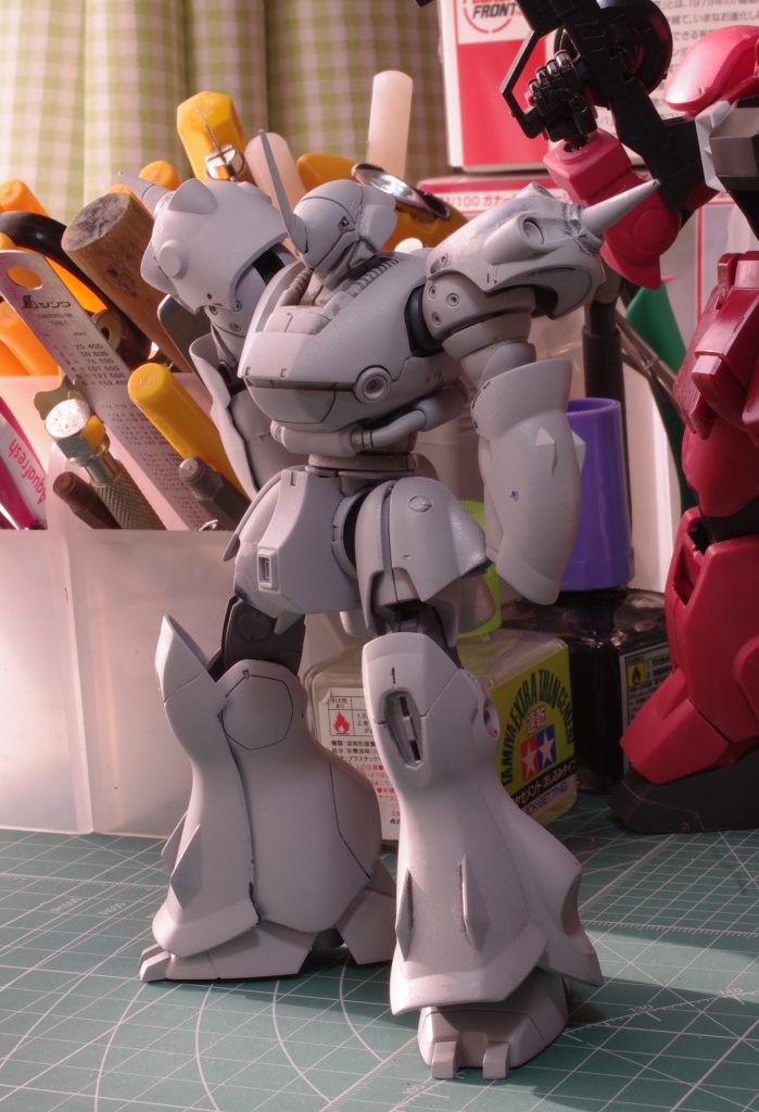 最初はクレオスの水性で塗っていたのでマジックリンにドボンで完全脱色（笑）腕も2ミリ延長して全体のバランスを取ります。