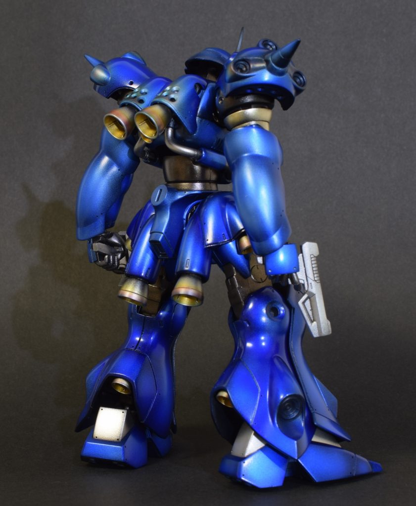 武器はステンレスのイメージで。三角の部分を塗るとおもちゃっぽかったので単色に戻しました。