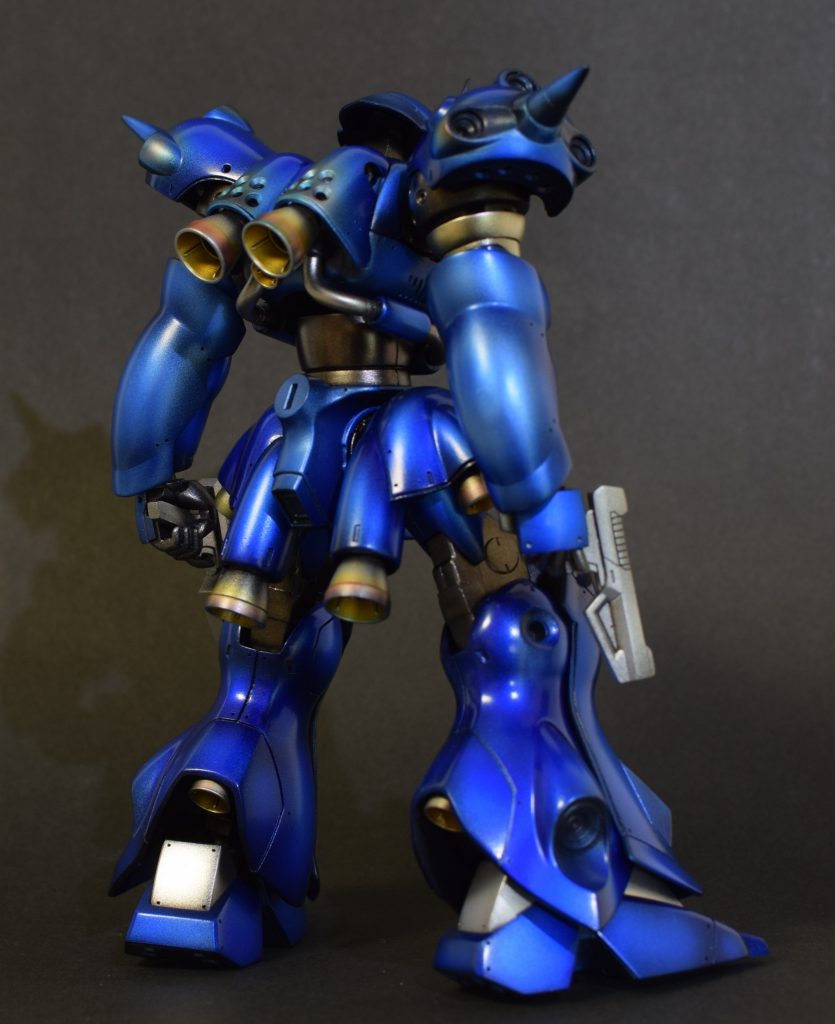 露出を調整した一枚。多分実物に一番近い色が出ていると思います。
各パネルには段落ちを裏からと表から付けて装甲の厚さにメリハリを付けました。