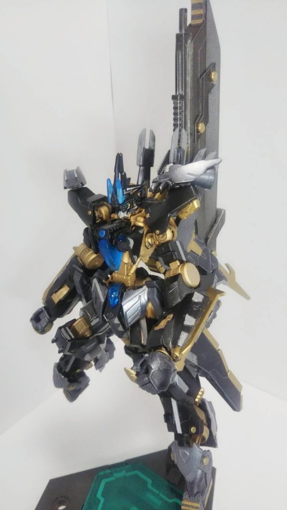 フロントショット
青のクリアパーツはすべて、型をとりレジンで作成。盛って削って磨いての繰り返しでかなり時間かかりました
特に胸パーツは形が複雑なのもあり、割れたり歪んだりと何度も作り直しました。
もう二度とやらないと思う笑