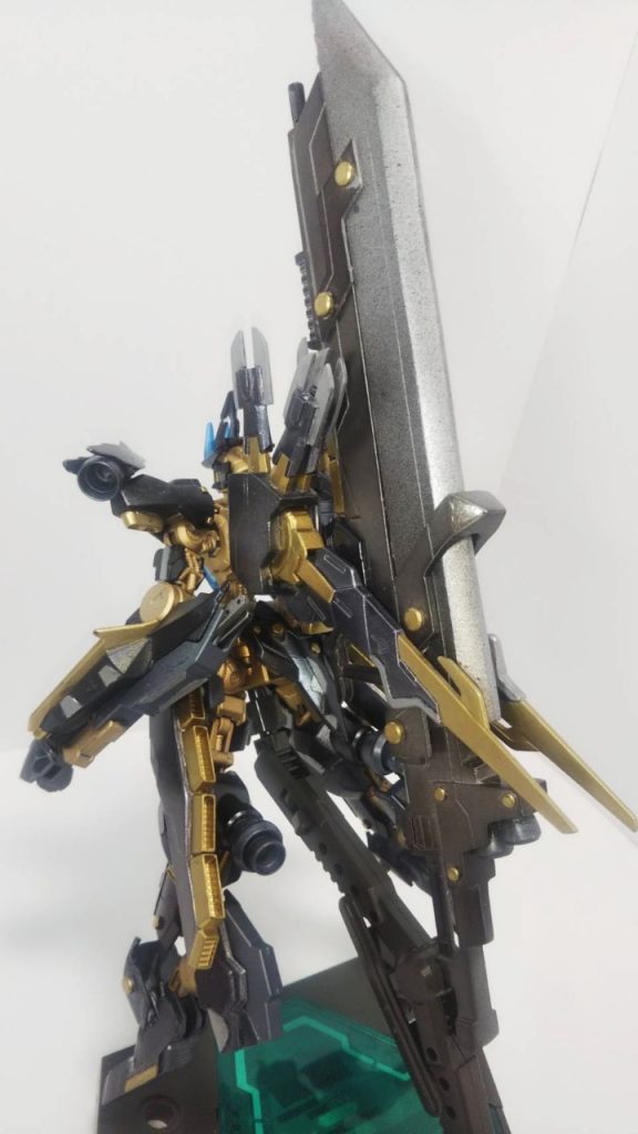 リアショット
マルコシアスのサブアームはオミットしてブースターへ
バックパックはルプスレクスのものをカットし2つ繋げ中央にあったテイルブレードを左右の2本にしています。
