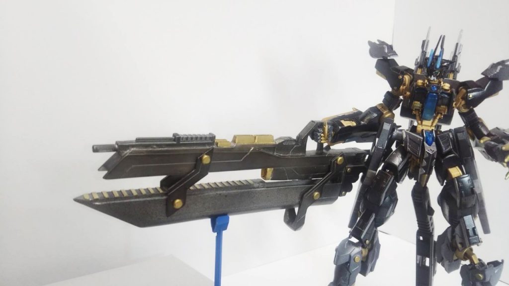 武器5 ハイパーメガ粒子砲
今回これがやりたくて、製作に時間がかかりました。
大型ガンメイスが中央から展開し、砲撃状態になります。
高出力の広範囲制圧攻撃
バスターライフルやサテライトキャノン的なイメージです。
ほんとはもっとかっこよくポージングしたかったのですが、重すぎて無理でした 笑
腕もげる