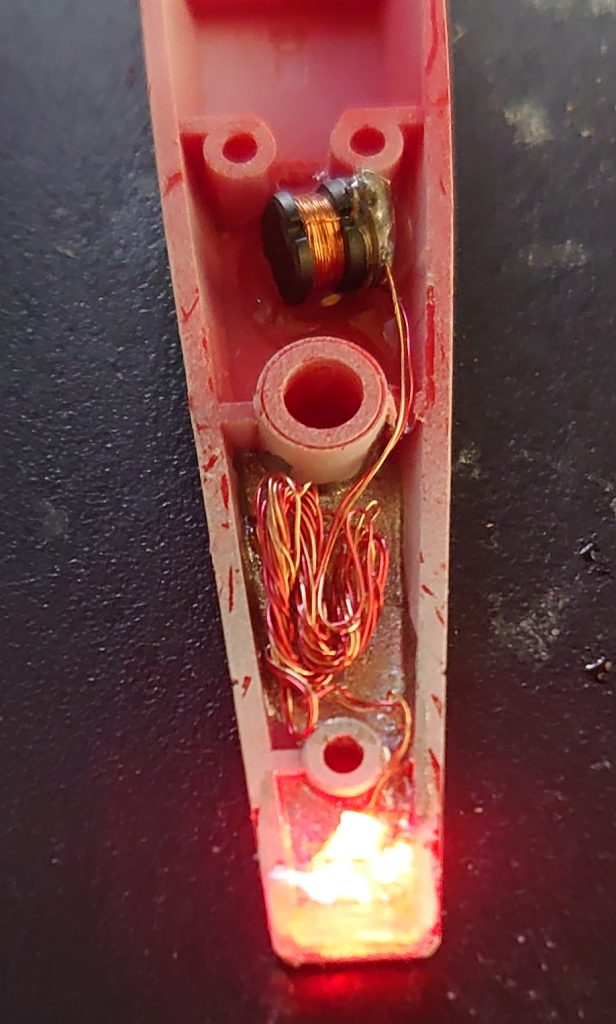 シールド電飾
先端の凸を削り落としてUVレジンでクリアで作り直してます。