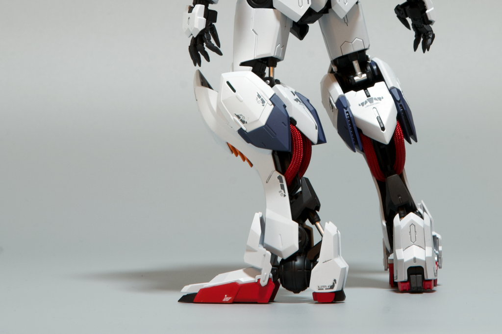 腿裏は赤いメッシュの配線に付け替えています。