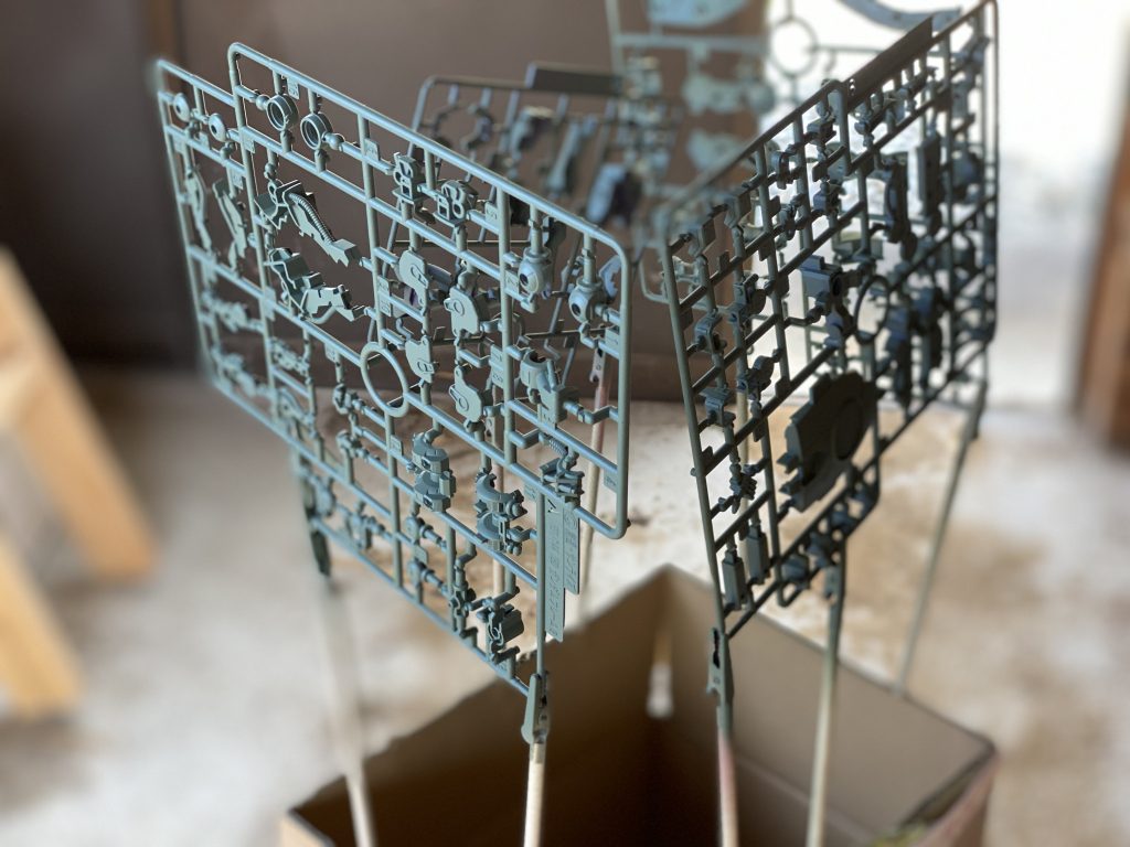 先にランナーごと下色をつけました。組み立てた後に色が落ちる部分は、後から追加で着色。