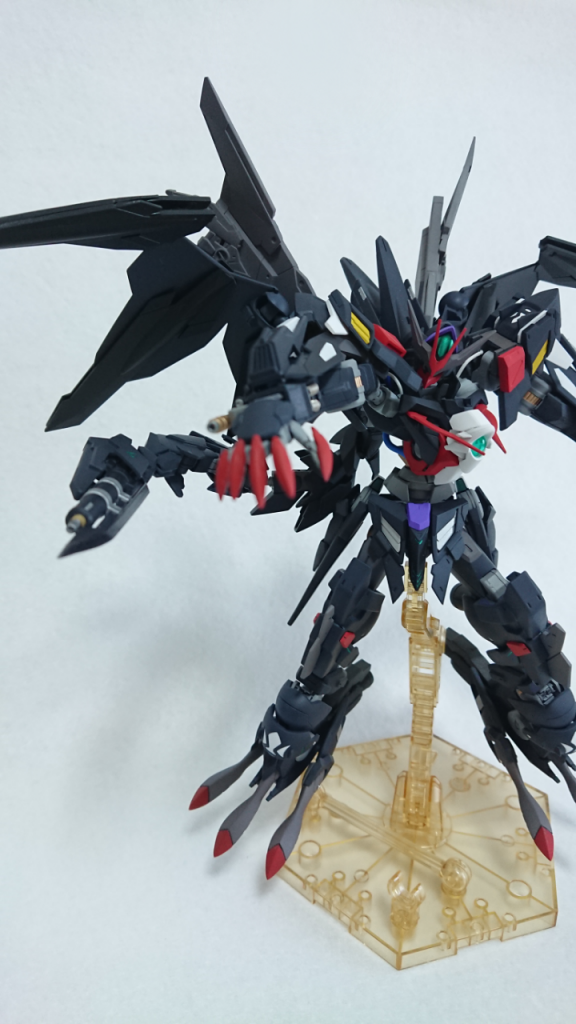 200nmm砲腕と尻尾に装備尻尾にはテイルブレードらしきものも装備。はっきり言って飾りです