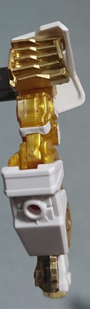 ゴールドフレーム部分肩のダクトも塗りました