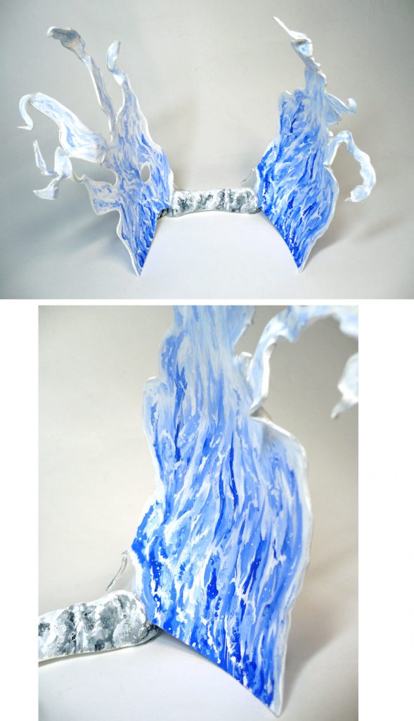 アニメや原作の「水の呼吸」とは違うのですが
水エフェクトを制作して、筆塗りで水の流れを表現しました。
技では無くて、あくまで飾りでございます。
割と丁寧に塗りました。
あ、何となく北斎の浮世絵の波をイメージしました。
あと、水エフェクトを固定する重し部分も粘土で簡単に制作して
岩に水が流れている…っぽい表現で塗りました。
ほぼ見えない部分ですけど。