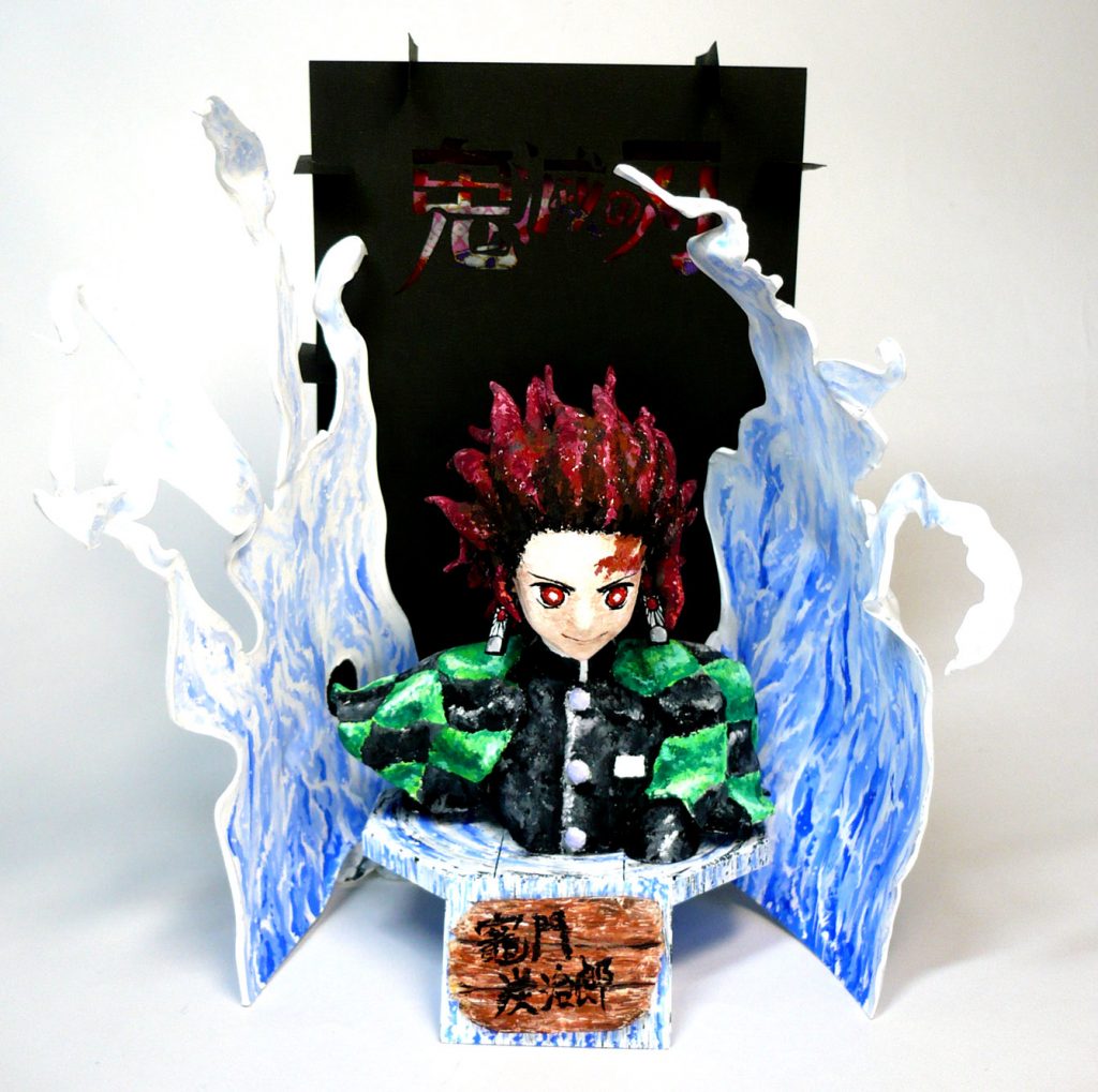 そして、後方から見られないように念押しの意味を込めて
黒の厚紙で「鬼滅の刃」と切り絵文字を用意しました。
この角度だと文字が読み取り辛いですね…
後ろ側・内側には和紙柄の折り紙を貼り付けました。