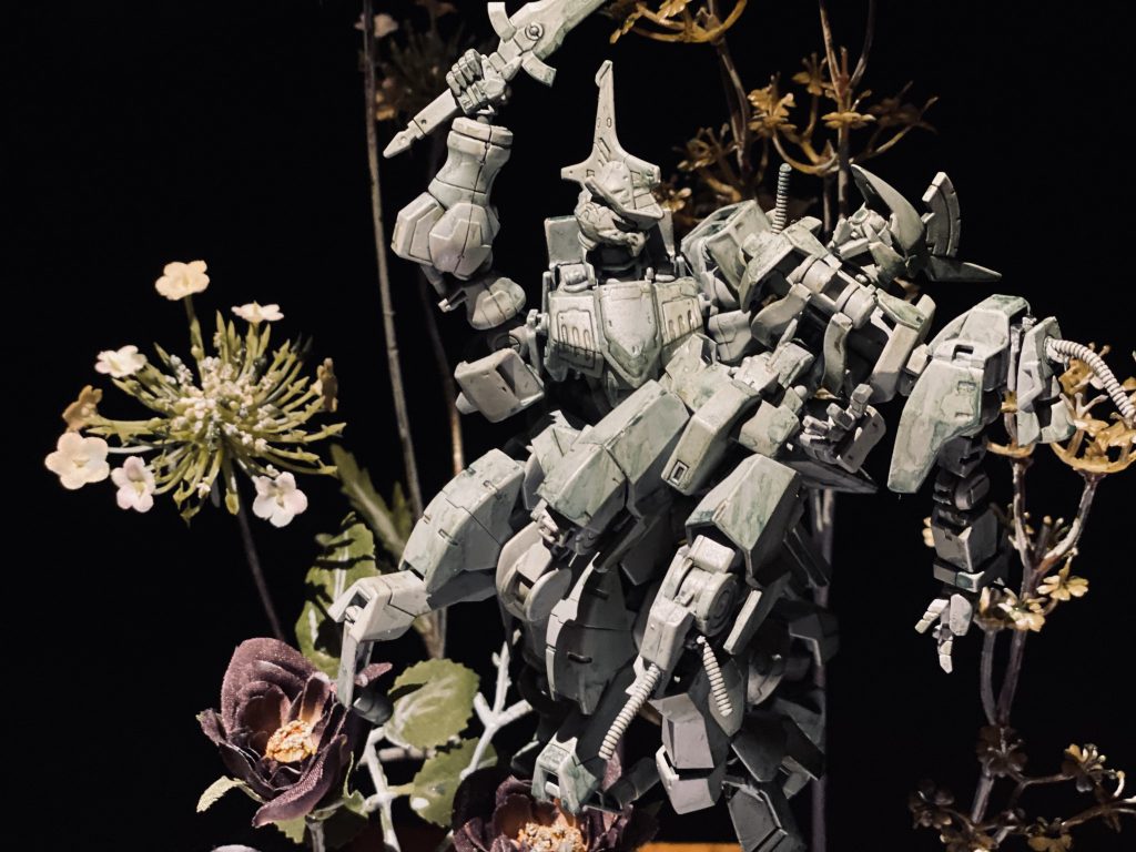 グレイズリッターは右手、右足、左肩装甲が破損。右手と右足は無理な方向曲がり、パイプがむき出しになっています。
キマリスの左手は、ビルドナックル角を使用。ちょうど良い感じにグレイズの腰に手が回せました。