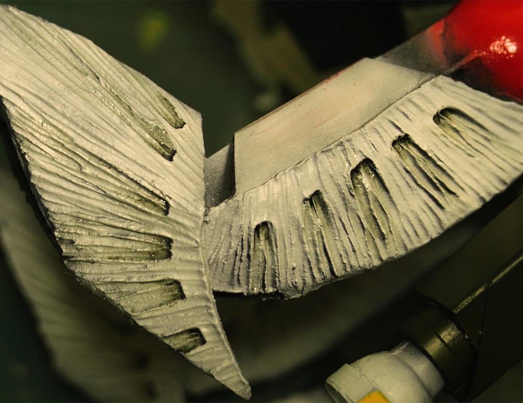 足のディテールのアップ。元のデザインはもっと幾何学的っぽいけれど、個人的なイメージで有機的な感じにしてみました。